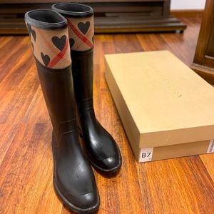 Burberry rain boots size 39 bought at Saks Fifth ave in Toronto